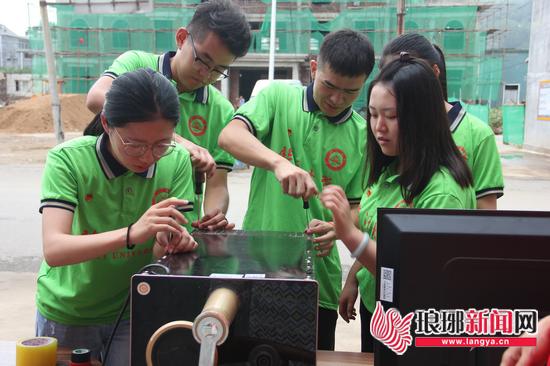 沂水维修家电 临沂大学自动化与电气工程学院师生为村民修家电