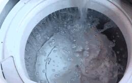 白醋和小苏打清洗洗衣机顺序，白醋和小苏打清洗洗衣机顺序视频（洗衣机里倒点这个）