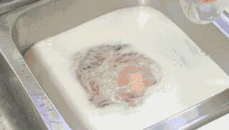 白醋和小苏打清洗洗衣机顺序，白醋和小苏打清洗洗衣机顺序视频（洗衣机里倒点这个）