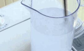 白醋和小苏打清洗洗衣机顺序，白醋和小苏打清洗洗衣机顺序视频（洗衣机里倒点这个）