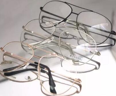 白醋和小苏打清洗洗衣机顺序，白醋和小苏打清洗洗衣机顺序视频（洗衣机里倒点这个）