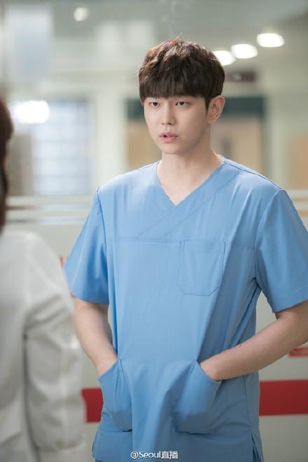 doctors在哪看，doctors电视剧在哪看（看韩剧Doctors里小鲜肉和大叔叔的变身治愈系微笑男神）