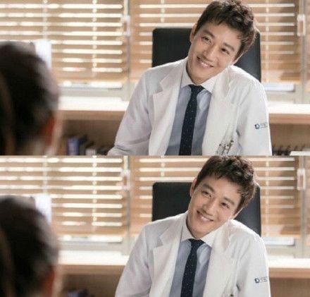 doctors在哪看，doctors电视剧在哪看（看韩剧Doctors里小鲜肉和大叔叔的变身治愈系微笑男神）