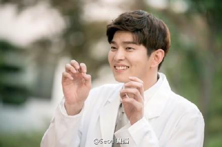 doctors在哪看，doctors电视剧在哪看（看韩剧Doctors里小鲜肉和大叔叔的变身治愈系微笑男神）