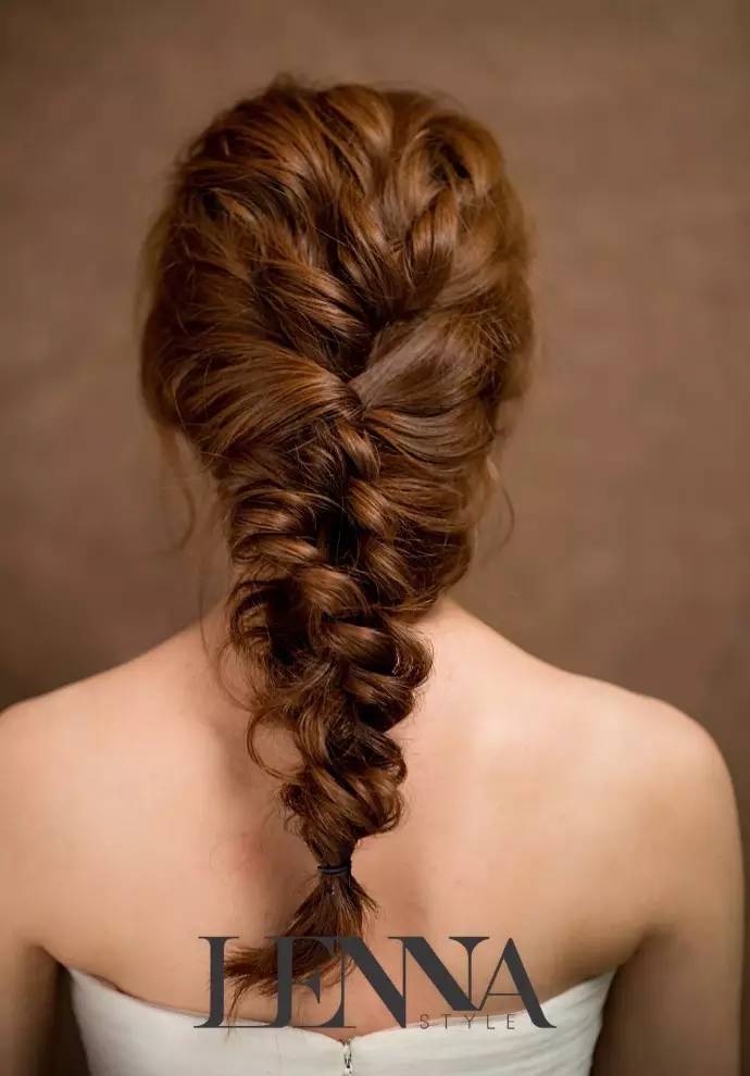 图片  用背影勾勒出你的美妙,头像女生简单气质森系背影图片(新娘发型