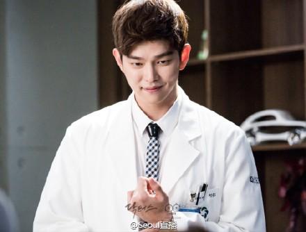 doctors在哪看，doctors电视剧在哪看（看韩剧Doctors里小鲜肉和大叔叔的变身治愈系微笑男神）