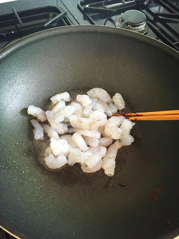 冻虾怎么做好吃又简单，冷冻皮皮虾肉怎么做好吃又简单（两分钟可以教你做出一盘硬菜）