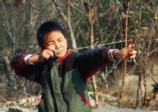 木头弹弓制作，木头弹弓制作方法视频,简单易学（如何做一把弹弓）