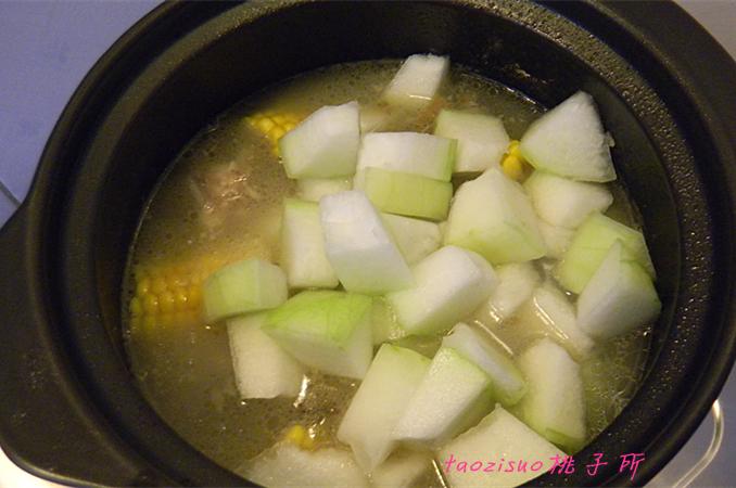 龙骨玉米冬瓜汤最正宗的做法，龙骨冬瓜汤的做法窍门（龙骨煲汤放上这两样食材）