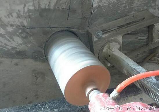 承重梁可以打孔过水管吗，承重墙可以打孔过水管吗（装修施工时水电管网在承重梁上开孔很危险）