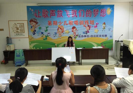 每当走进老师的窗前歌词，每当老师窗前歌词（让歌声放飞我们的梦想）