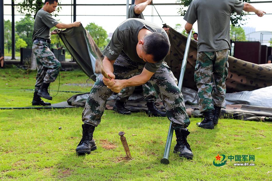 怎样搭军用帐篷，军用帐篷搭建视频教程（跟着新训班长学习搭帐篷）
