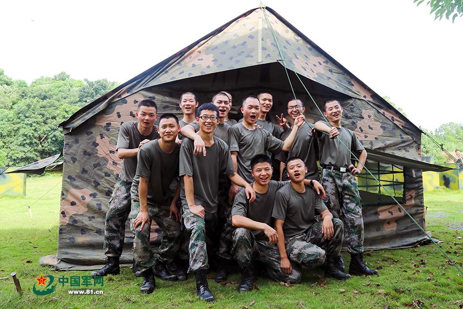 怎样搭军用帐篷，军用帐篷搭建视频教程（跟着新训班长学习搭帐篷）