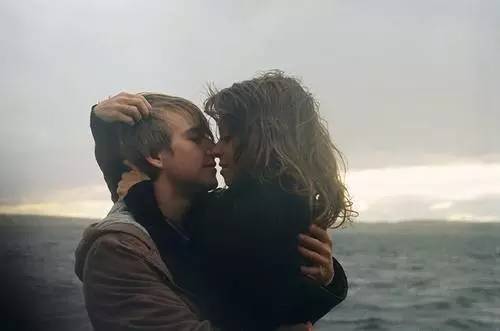 热恋期过了平淡期该如何过呢，恋爱中的平淡期怎么度过（过了热恋期的恋爱要如何维系）