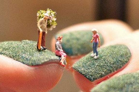 指甲上有黑点图片，指甲上有黑点是怎么回事（指甲盖旁长黑点，不要随意剪）