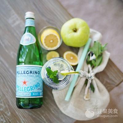 柠檬的正确吃法和禁忌，柠檬的食用禁忌（夏日养颜瘦身水之-蓝莓柠檬水）