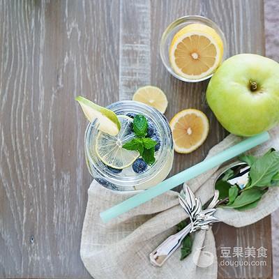 柠檬的正确吃法和禁忌，柠檬的食用禁忌（夏日养颜瘦身水之-蓝莓柠檬水）