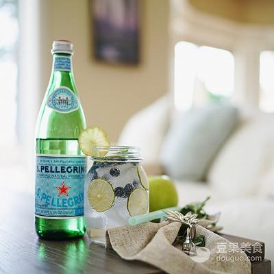 柠檬的正确吃法和禁忌，柠檬的食用禁忌（夏日养颜瘦身水之-蓝莓柠檬水）