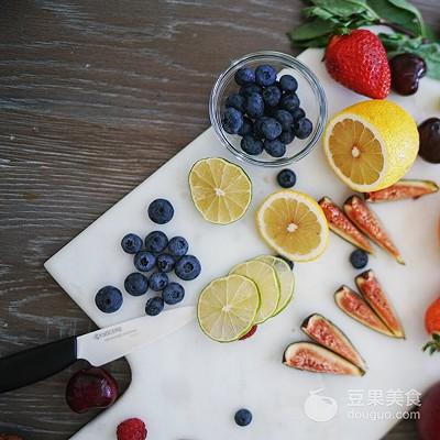 柠檬的正确吃法和禁忌，柠檬的食用禁忌（夏日养颜瘦身水之-蓝莓柠檬水）