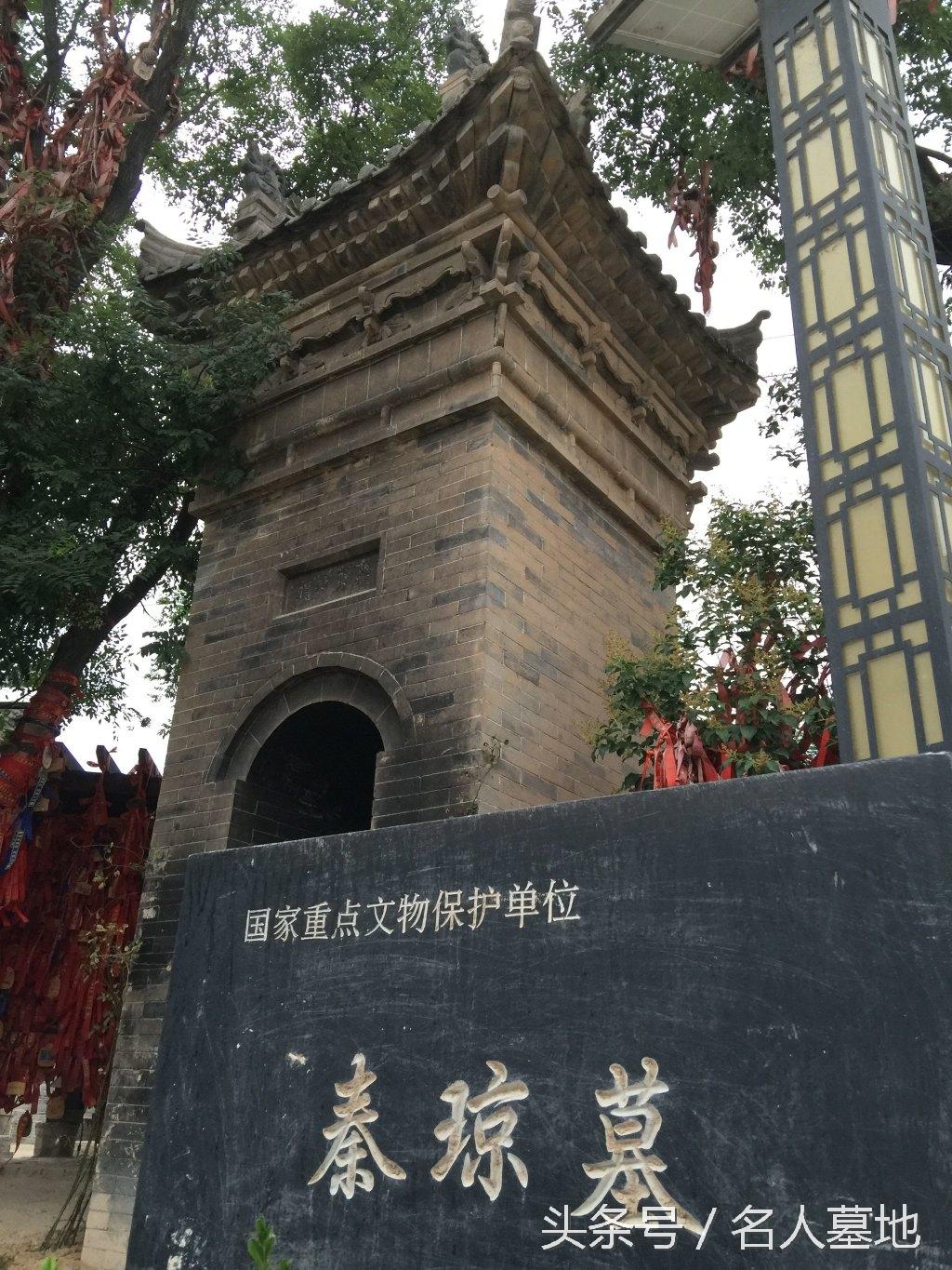 门神秦琼和敬德哪个在左哪个在右，门神秦琼和敬德谁左谁右（他的历史真面目和墓地在哪）