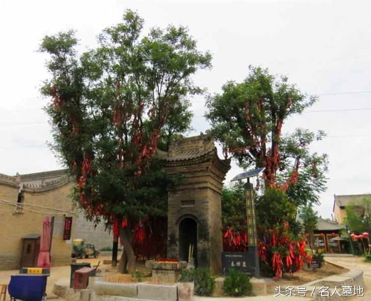 门神秦琼和敬德哪个在左哪个在右，门神秦琼和敬德谁左谁右（他的历史真面目和墓地在哪）