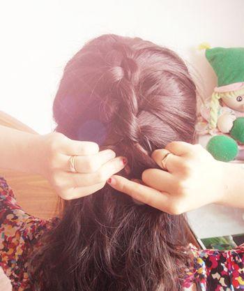 蝎子辫和蜈蚣辫一样吗，蜈蚣辫蝎子辫鱼骨辫的编发详细图解（2款好看的韩式蝎子辫编发图解）