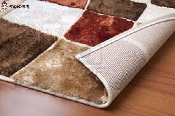 地毯发黄怎么清洗，地毯发黄怎么清洗才能变白（地毯污渍的紧急处理方法）
