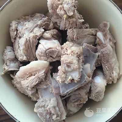 夏天高压锅炖排骨放一晚会坏吗，高压锅煮好的排骨放一夜能坏吗（压力锅炖排骨的做法）