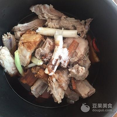 夏天高压锅炖排骨放一晚会坏吗，高压锅煮好的排骨放一夜能坏吗（压力锅炖排骨的做法）