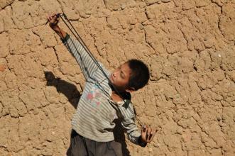 木头弹弓制作，木头弹弓制作方法视频,简单易学（如何做一把弹弓）