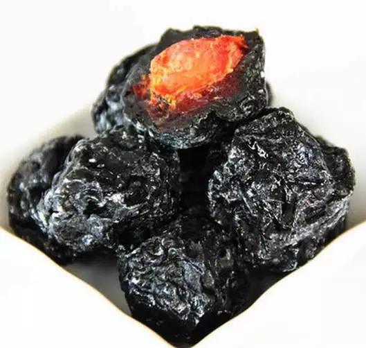 乌梅干的功效与作用，乌梅泡水的功效与作用（没想到竟然还有这么多功效）