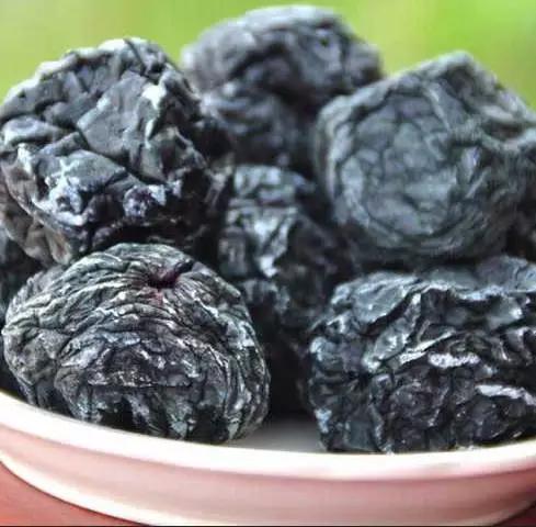 乌梅干的功效与作用，乌梅泡水的功效与作用（没想到竟然还有这么多功效）