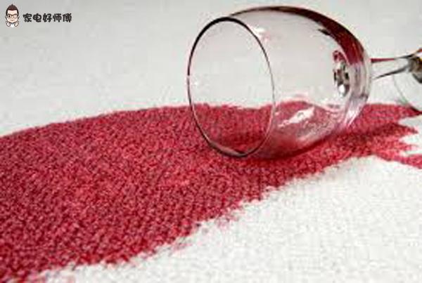 地毯发黄怎么清洗，地毯发黄怎么清洗才能变白（地毯污渍的紧急处理方法）