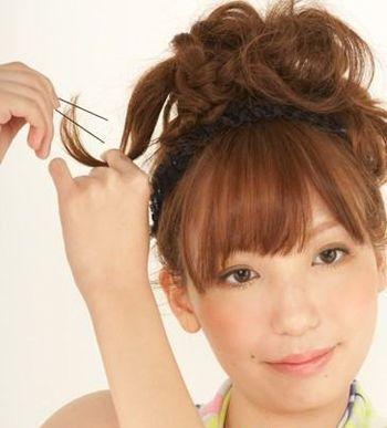 花苞头的扎法图解，图文解析韩式齐刘海可爱花苞头扎法教程（给你带去清新迷人的气息）