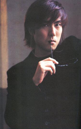 出道作品为「天空戦记 シュラト」,创作了白色猎人.