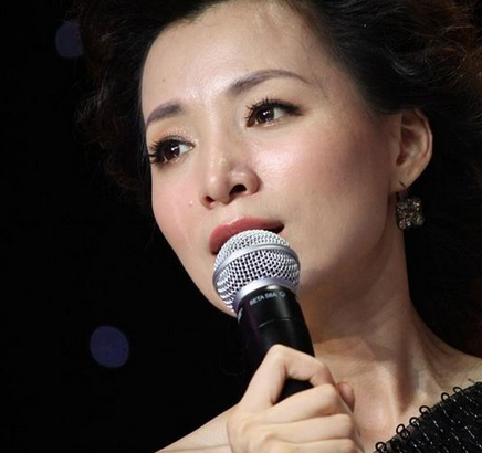 董卿的丈夫是谁，董卿的老公（与老公密春雷是姐弟恋）