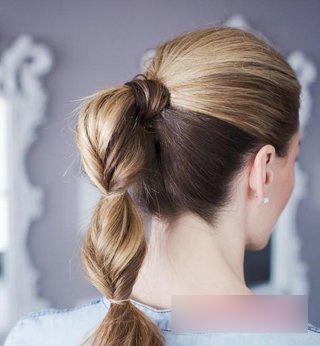 高马尾怎样扎出蓬松感,怎么扎出头顶蓬松的马尾(3根皮筋扎出没刘海