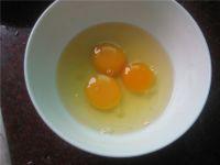 虾皮炒鸡蛋，虾皮蒸蛋怎么做（香葱虾皮煎蛋  补钙又美味）