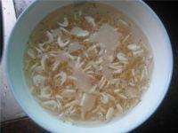 虾皮炒鸡蛋，虾皮蒸蛋怎么做（香葱虾皮煎蛋  补钙又美味）