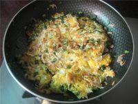 虾皮炒鸡蛋，虾皮蒸蛋怎么做（香葱虾皮煎蛋  补钙又美味）