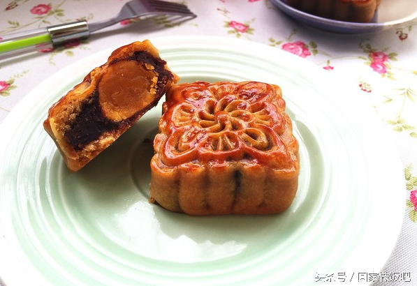 广式豆沙蛋黄月饼，广式豆沙蛋黄月饼的做法（新手也可以做出完美的广式豆沙蛋黄月饼）