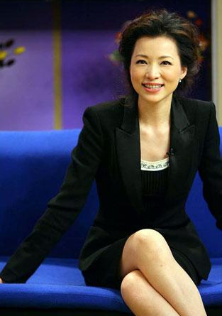 董卿的丈夫是谁，董卿的老公（与老公密春雷是姐弟恋）