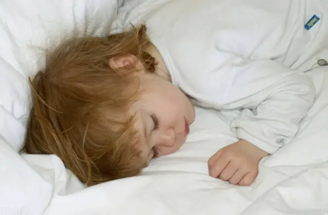 Малыш сильно потеет. Потеет голова у ребенка во сне. У ребенка грудничка потеет голова.