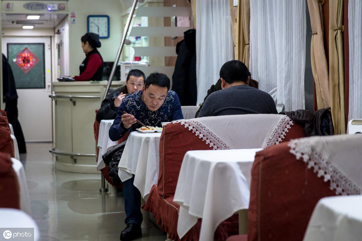 高铁有餐车吗(高铁买二等座买到了餐车)