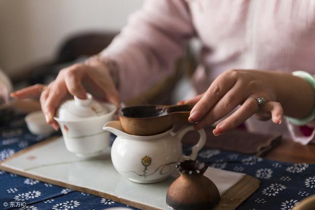 大红袍是红茶还是绿茶，大红袍属于什么茶红茶还是绿茶（它与乌龙茶有什么关系）