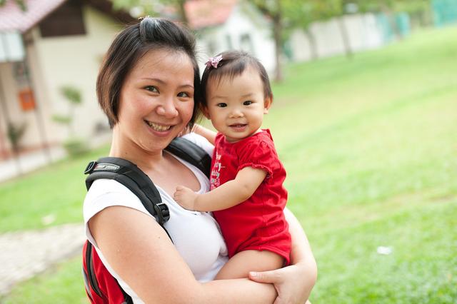 新生儿怎么喂奶，婴儿如何喂奶（一喂奶宝宝就咬奶头让妈妈好心塞）