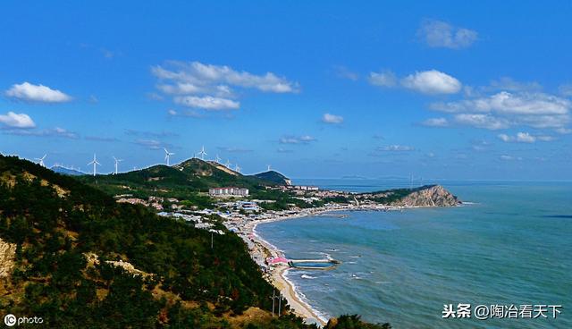 九丈崖位於山東煙臺長島縣的西北角,西依珍珠門水道,北鄰國際航線長山