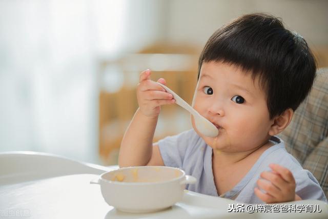 婴儿添加辅食的最佳时间，什么时候给宝宝添加辅食最合适（宝宝添加辅食前给予父母的5个信号要了解）