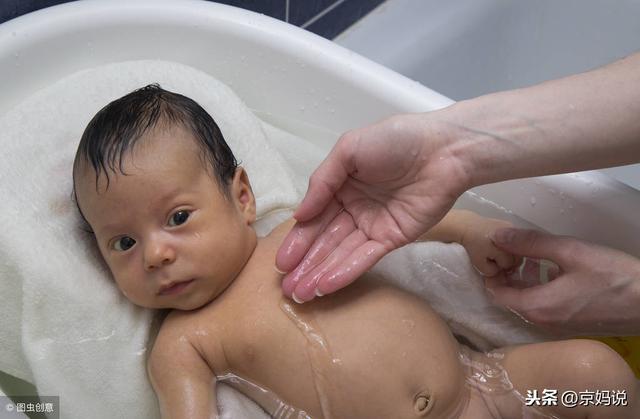 如何给婴儿洗澡，怎样给宝宝洗澡（新手家长快来Get方法和注意事项）