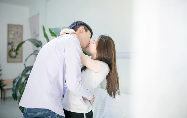 女生说不知道吃什么怎么回复，女生说不知道吃什么该怎么回复（男人这样回复撩得她春心泛滥）